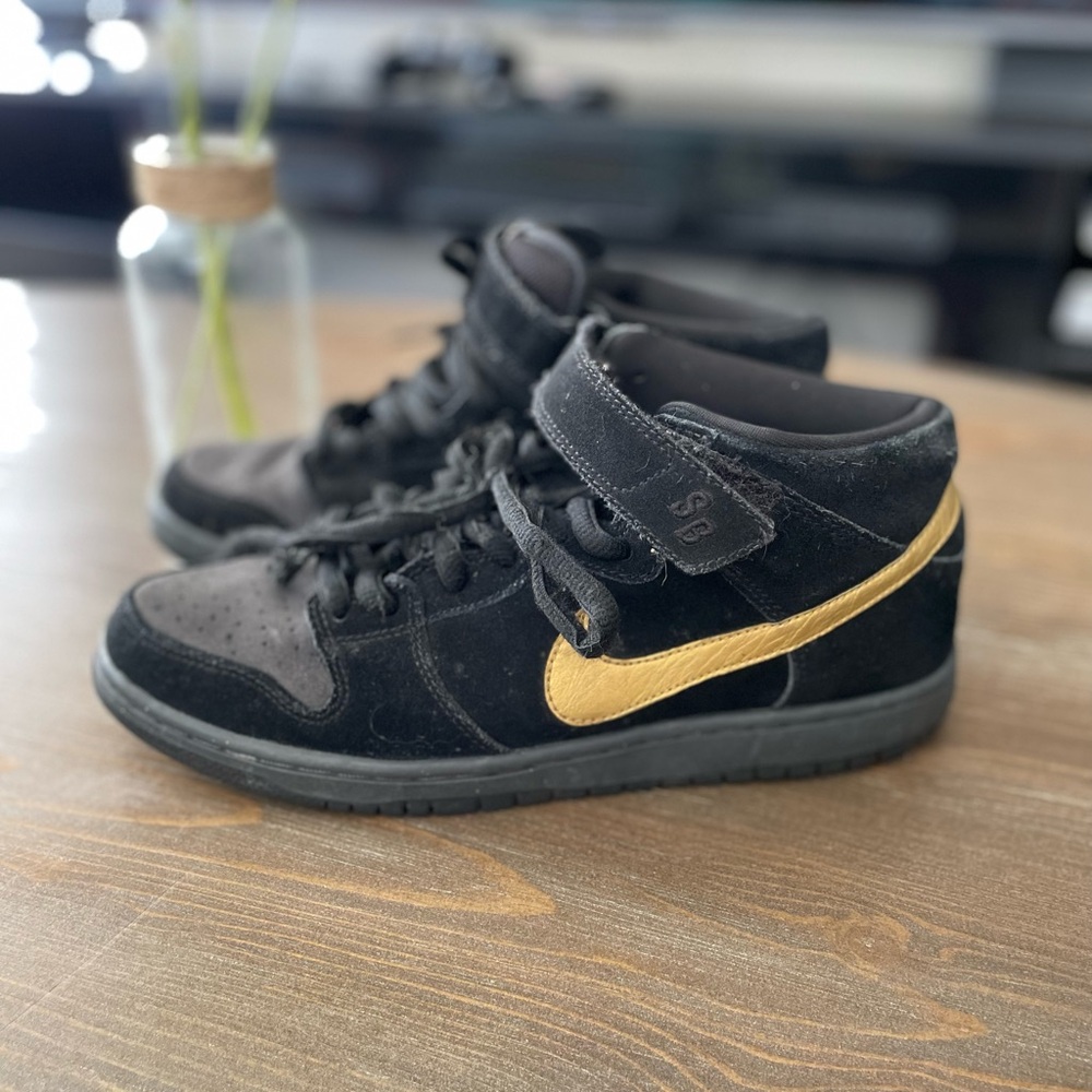 Nike Black and Gold Sneakers with Classic Basketball Silhouette